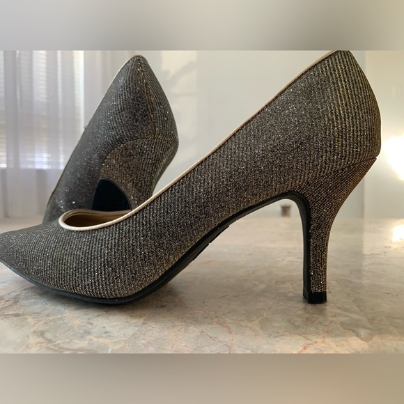 Classy Sparkle Blackend Gold Pointed Toe Heels - Picture 5 of 9